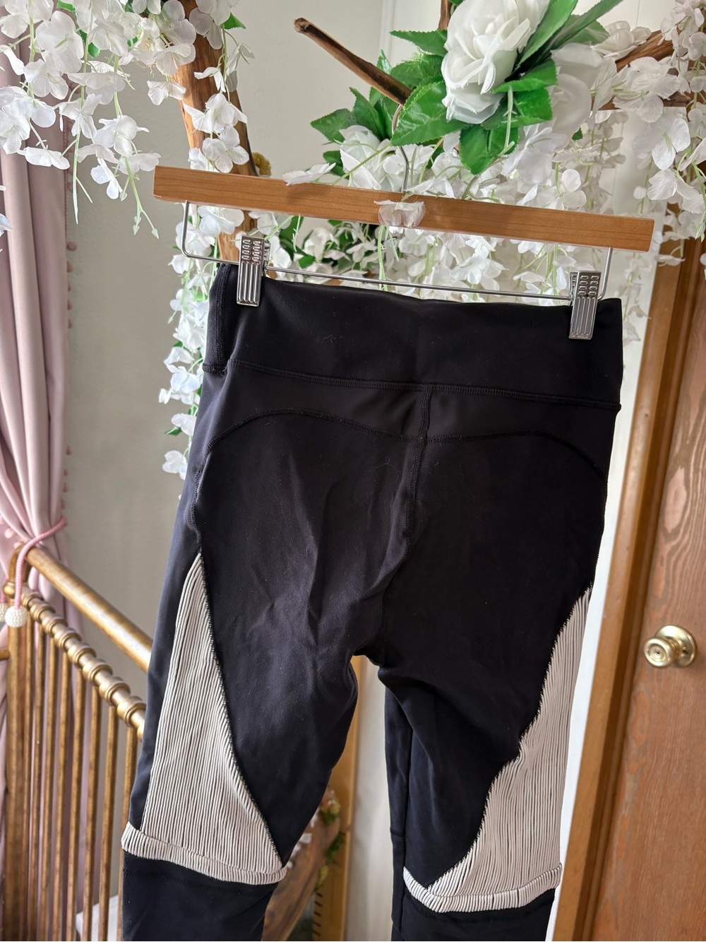 ALO Yoga Black Leggings with White Contrast Panels - Picture 9 of 10